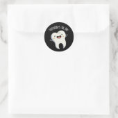 Toothday's The Day おもしろい Tooth Puns Dark BG ラウンドシール (バッグ)