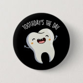Toothday's The Day おもしろい Tooth Puns Dark BG 缶バッジ (正面)