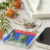 Torch High! Liberty Emblem • 1776–2026 USA キーホルダー (正面右)