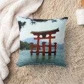 Toriiのゲート、Itsukushimaの神社、日本 クッション (ブランケット)