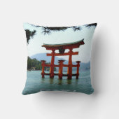 Toriiのゲート、Itsukushimaの神社、日本 クッション (裏面)