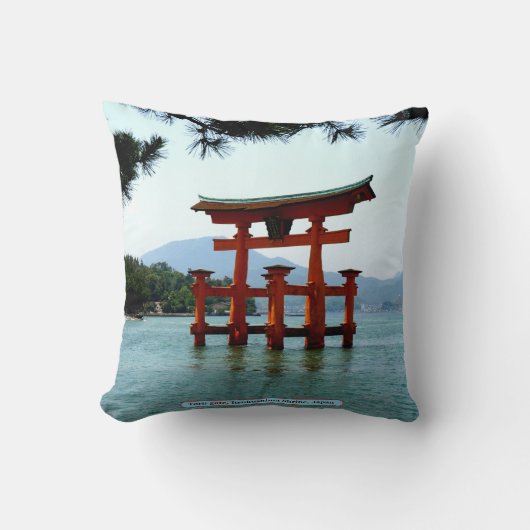 Toriiのゲート、Itsukushimaの神社、日本 クッション (正面)