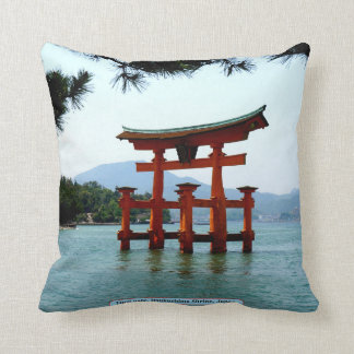 Toriiのゲート、Itsukushimaの神社、日本 クッション