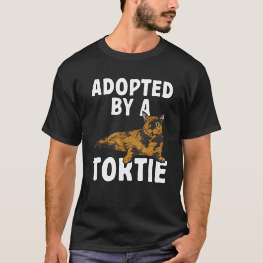 Tortoiseshell Cat Adopted By A Tortie Cat Tシャツ (正面)