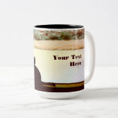 Toscaの冬の窓のマグ ツートーンマグカップ (正面右)