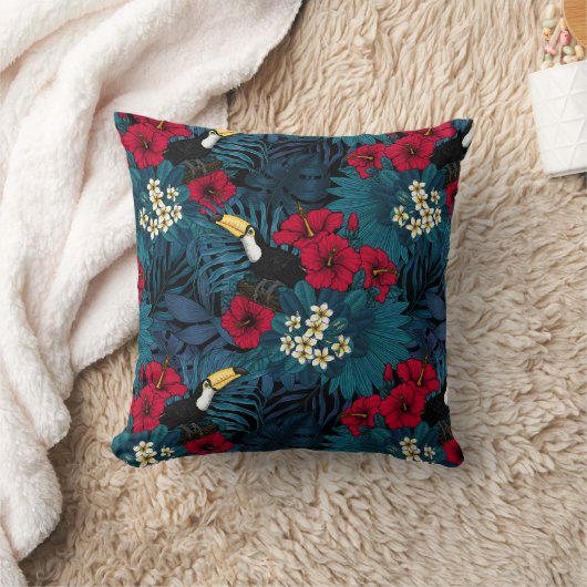 Toucans and tropical flora, green and red クッション (ブランケット)