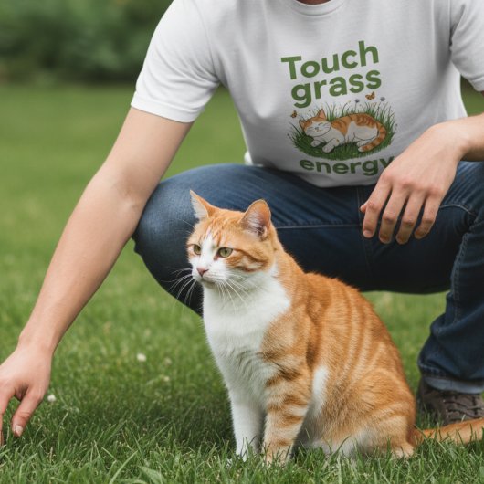 Touch Grass Energy 猫 楽しい ミーム Tシャツ