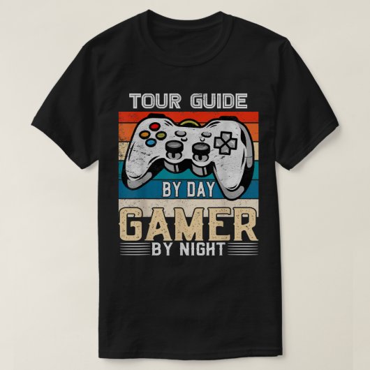 Tour guide by day gamer by night video gaming fans tシャツ (デザイン正面)