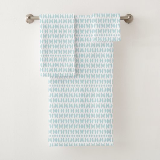 Towels with a light blue fish pattern hang neatly バスタオルセット (インサイチュ)