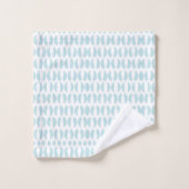 Towels with a light blue fish pattern hang neatly バスタオルセット (ウォッシュタオル)