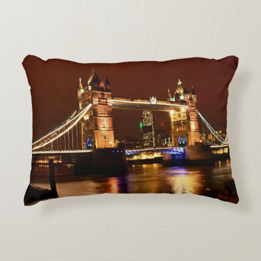Tower Bridge、ロンドンat Night, England (UK) アクセントクッション (正面)