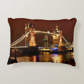 Tower Bridge、ロンドンat Night, England (UK) アクセントクッション (裏面)