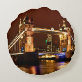 Tower Bridge、ロンドンat Night, England (UK) ラウンドクッション (裏面)