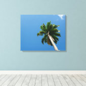 Towering Tropical Palm Tree Against a Bright Sky キャンバスプリント (インサイチュ (ウッドフロア))