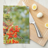 Townsend's Solitaire Songbird on the Pyracantha キッチンタオル (四つ折り)