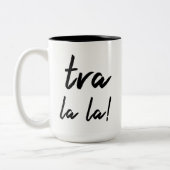 "Tra la la!" 宣言: カジュアルでモダンなタイポグラフィ ツートーンマグカップ (左)
