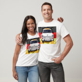 Trabant車およびドイツの旗のベルリンの壁 Tシャツ (ユニセックス)