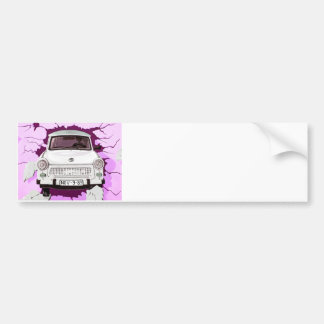 Trabant車およびピンクまたは薄紫のベルリンの壁 バンパーステッカー