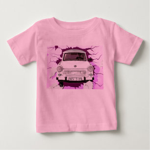 Trabant車およびピンクまたは薄紫のベルリンの壁 ベビーTシャツ