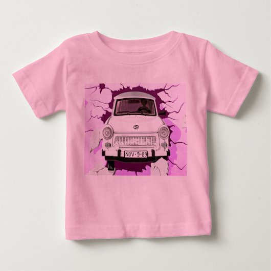 Trabant車およびピンクまたは薄紫のベルリンの壁 ベビーTシャツ (正面)