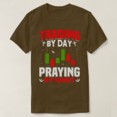 Trading By Day Praying By Night Tシャツ (デザイン正面)