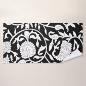 Traditional indian paisley pattern on black and wh バスタオル (バスタオル)