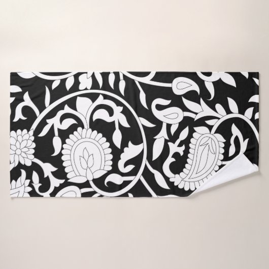 Traditional indian paisley pattern on black and wh バスタオル (バスタオル)