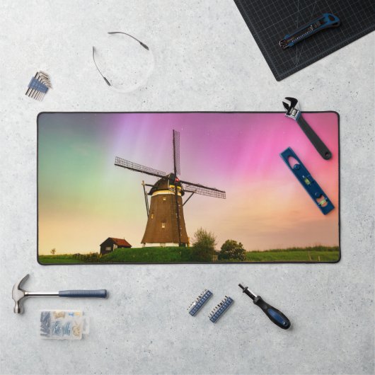 Traditional windmill under the Northern Lights デスクマット (ワークステーション)