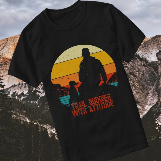 Trail Buddies With Attitude 懐かしさのあるハイキングドッグ Tシャツ
