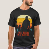 Trail Buddies With Attitude 懐かしさのあるハイキングドッグ Tシャツ (正面)