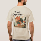 Trail Explorer – Cute Cat Hiking Adventure Tee Tシャツ (裏面)