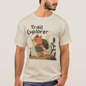 Trail Explorer – Cute Cat Hiking Adventure Tee Tシャツ (正面)