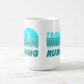 Trail Running blauen Sonnenuntergang mit Bergen コーヒーマグカップ (中央)