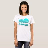 Trail Running im blauen Sonnenuntergang mit Wald Tシャツ (正面フル)