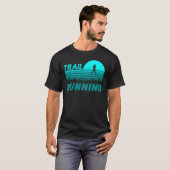 Trail Running im blauen Sonnenuntergang mit Wald Tシャツ (正面フル)