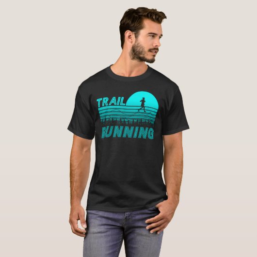 Trail Running im blauen Sonnenuntergang mit Wald Tシャツ (正面フル)