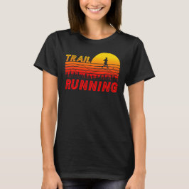 Trail Running im orangen Sonnenuntergang mit Berge Tシャツ