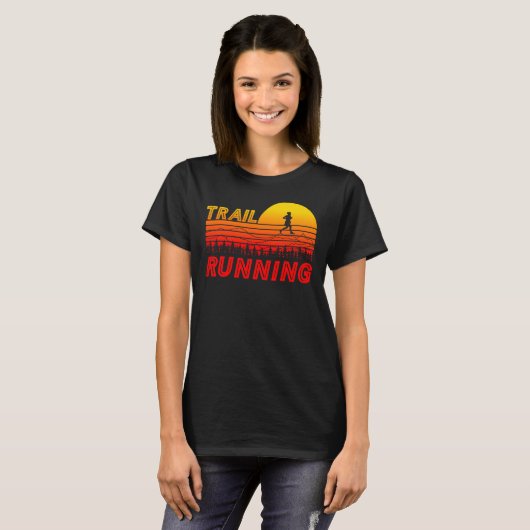 Trail Running im orangen Sonnenuntergang mit Berge Tシャツ (正面フル)
