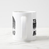 Trail Running im Sonnenuntergang mit Bergen ジャンボコーヒーマグカップ (裏面)