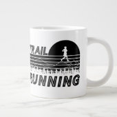 Trail Running im Sonnenuntergang mit Bergen ジャンボコーヒーマグカップ (右)
