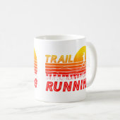 Trail Running orangen Sonnenuntergang mit Bergen コーヒーマグカップ (正面右)