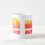 Trail Running orangen Sonnenuntergang mit Bergen コーヒーマグカップ (中央)