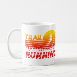 Trail Running orangen Sonnenuntergang mit Bergen コーヒーマグカップ
