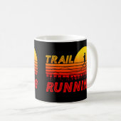 Trail Running orangen Sonnenuntergang mit Bergen コーヒーマグカップ (正面右)