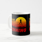 Trail Running orangen Sonnenuntergang mit Bergen コーヒーマグカップ (正面左)