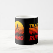 Trail Running orangen Sonnenuntergang mit Bergen コーヒーマグカップ (中央)