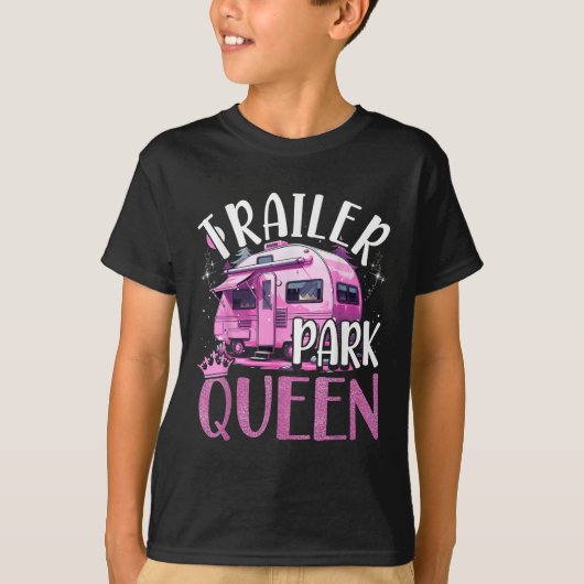 Trailer Park Queen Funny Camping Pink Trailer Cara Tシャツ (正面)