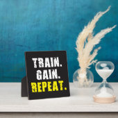 TRAIN, GAIN, REPEAT – ジムトレーニング やる気を起こさせる フォトプラーク (インサイチュ)