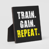TRAIN, GAIN, REPEAT – ジムトレーニング やる気を起こさせる フォトプラーク (正面)