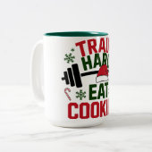 Train Hard Eat Cookies Funny Christmas Gym Mug ツートーンマグカップ (正面左)